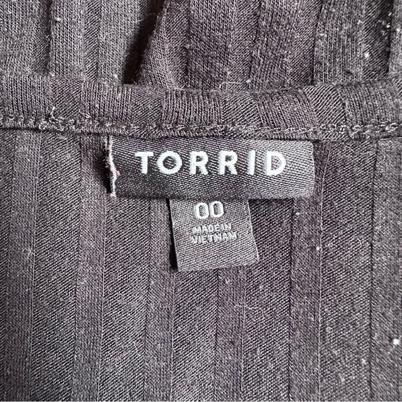 Torrid | Black Ribbed Henly Bodysuit Short Sleeve Neck | Size 00 - Picture 8 of 9